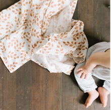 Load image into Gallery viewer, MUSLIN SWADDLE - LEAVES AMBER