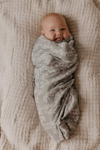 Load image into Gallery viewer, MUSLIN SWADDLE - LEAFY SPRIG BLUE
