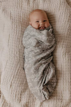 Load image into Gallery viewer, MUSLIN SWADDLE - LEAFY SPRIG BLUE