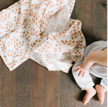 Load image into Gallery viewer, MUSLIN SWADDLE - LEAVES AMBER
