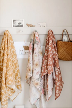 Load image into Gallery viewer, MUSLIN SWADDLE - DAISY CLAY BROWN
